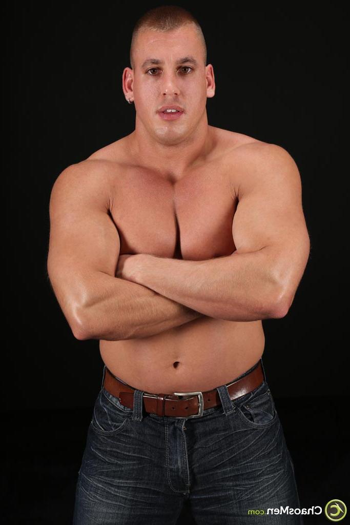 20P O modelo gay rasgado Payne massageia seus músculos sensuais e seu pau grande no chuveiro