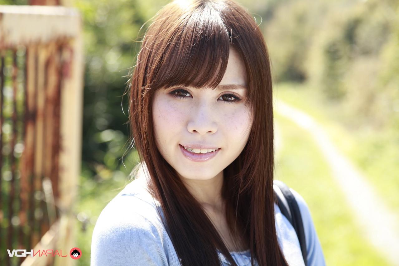 15P A ruiva japonesa Eri Makino faz sexo contra um portão enferrujado
