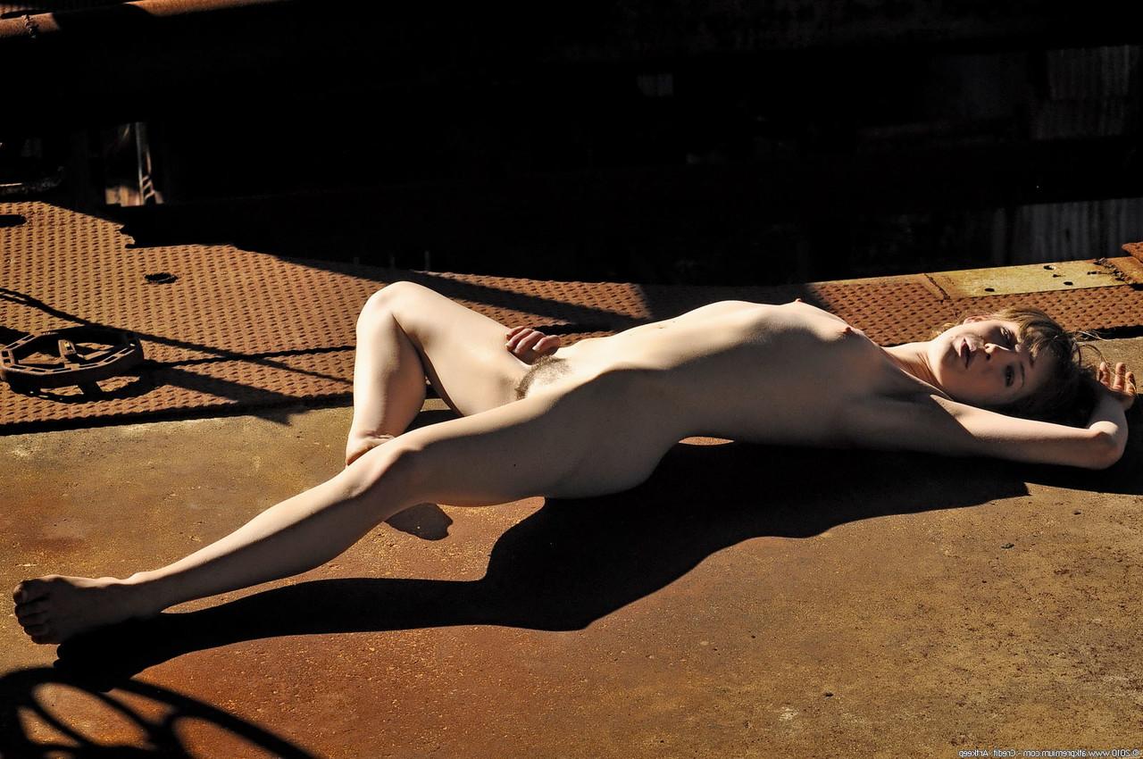 20P La pequeña joven amateur emily se quita la ropa y posa desnuda al aire libre
