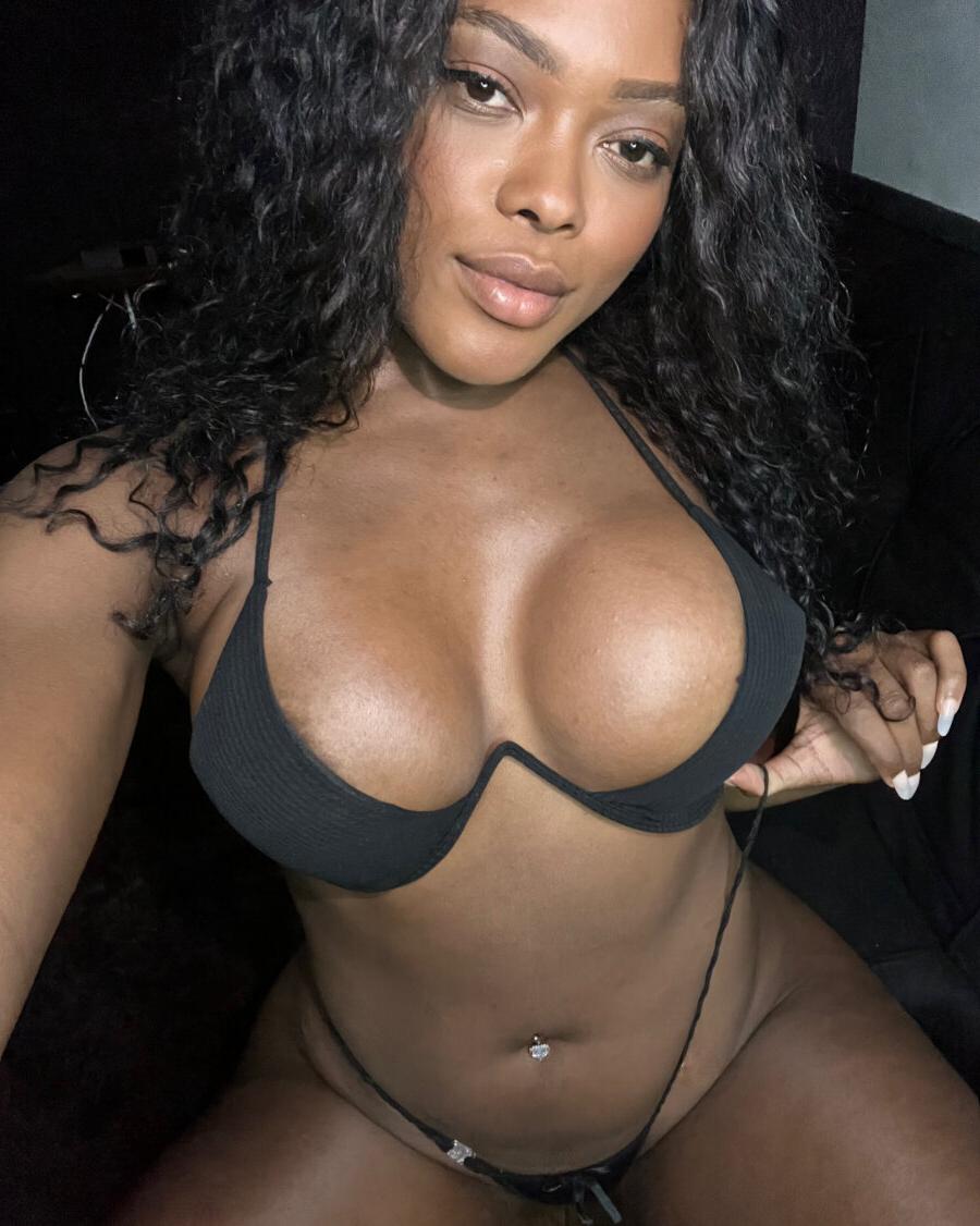 12P Das exotische Latina-Babe Latina Luana neckt in einem Solo mit ihren unglaublichen Kurven