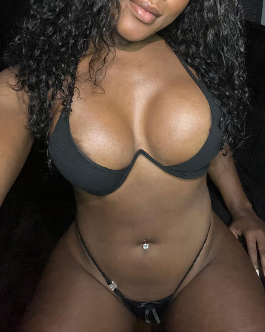 12P Das exotische Latina-Babe Latina Luana neckt in einem Solo mit ihren unglaublichen Kurven