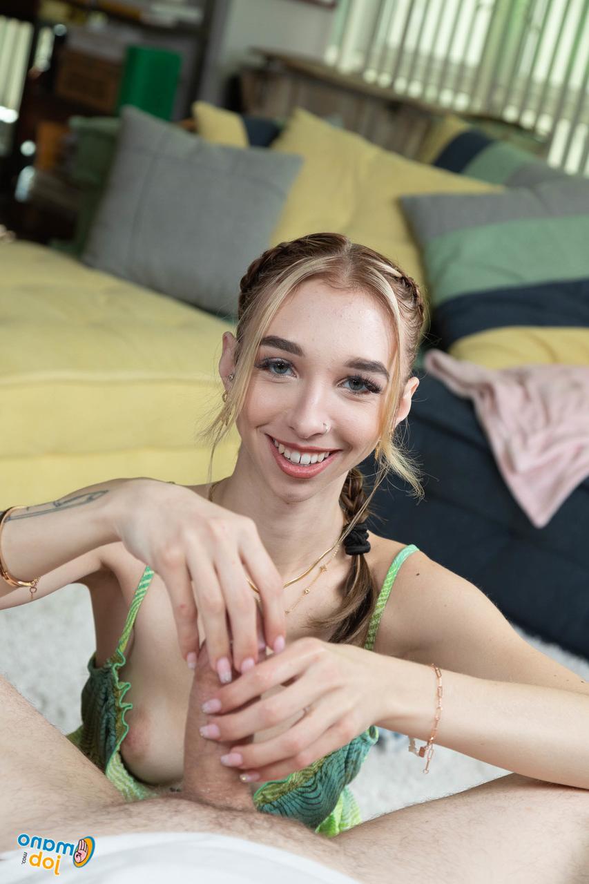 16P Garota sexy com tatuagens tira uma selfie antes de se despir para sexo POV