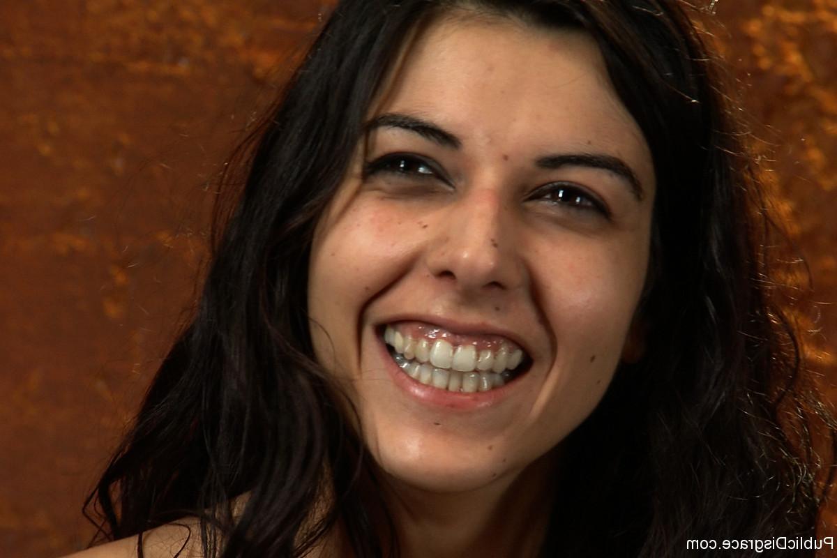 20P La sumisa Lou Charmelle es analizada y facializada en una acción bdsm pública