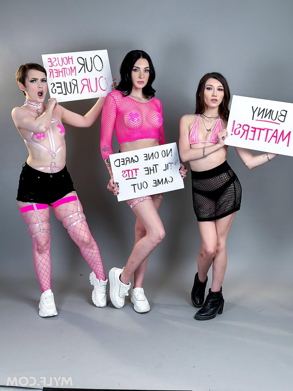 20P Universitárias sexy seduzem e fodem seu professor em um quarteto