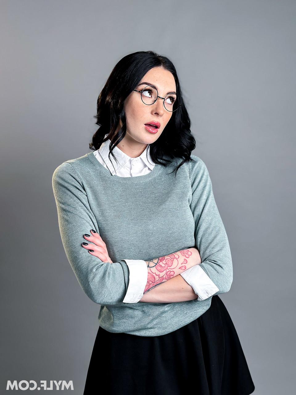 20P Universitárias sexy seduzem e fodem seu professor em um quarteto