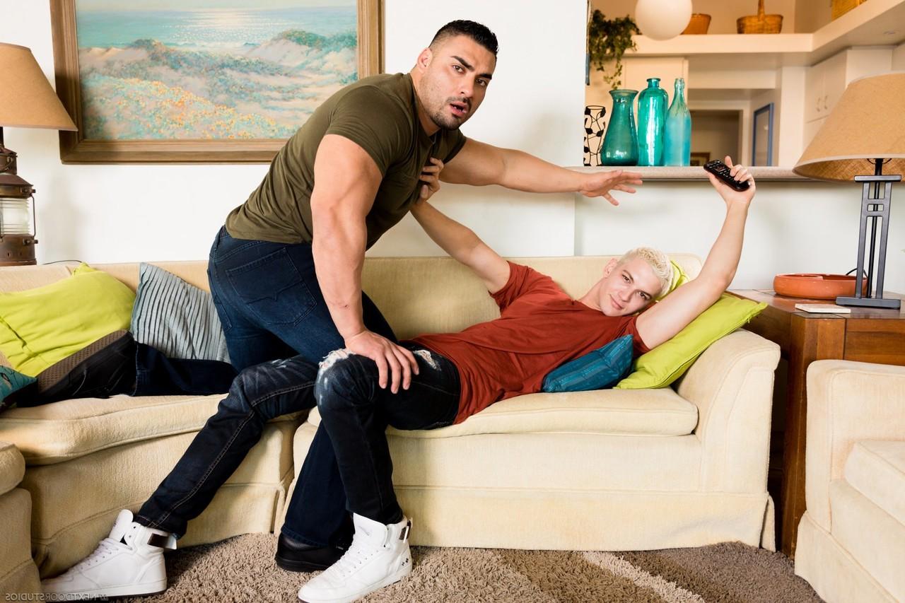 20P Die geilen schwulen Hengste Derek Wulf und Jay Dymel ficken sich gegenseitig in die Löcher