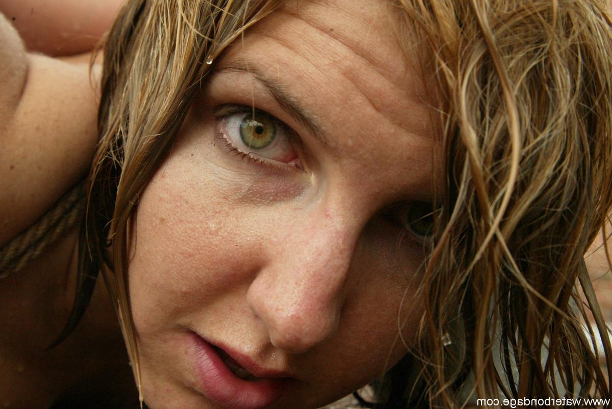 20P Die unterwürfige Blondine Jolene wird von ihrem Hundeführer gefesselt, bespielt und ausgepeitscht