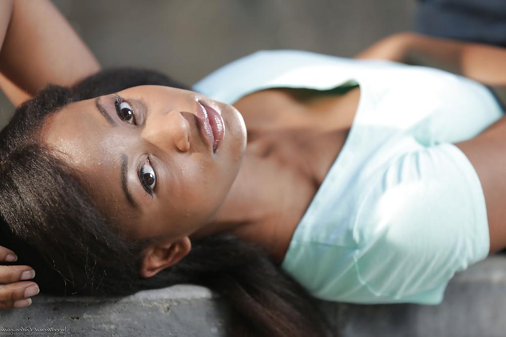 16P Jovem garota negra Serena Blair exibindo calcinha upskirt ao ar livre