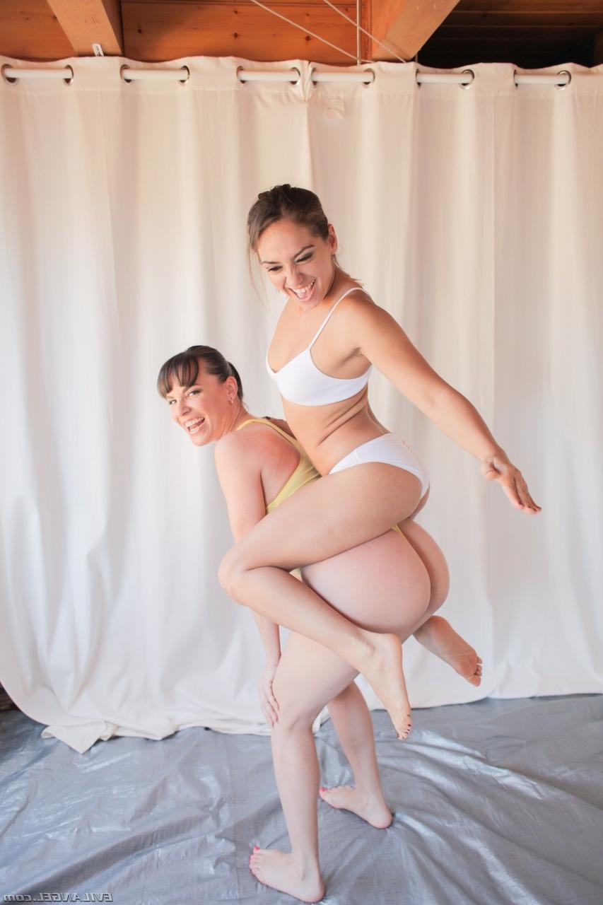 17P Die zierliche Teenagerin Sara Luvv und die reife Brünette Dana DeArmond genießen es, sich gemeinsam auszuziehen