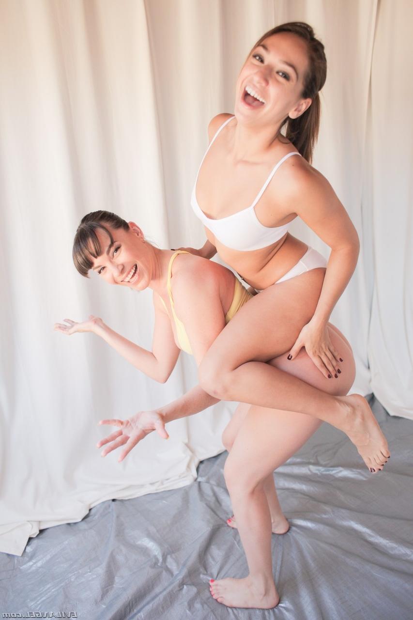 17P Die zierliche Teenagerin Sara Luvv und die reife Brünette Dana DeArmond genießen es, sich gemeinsam auszuziehen