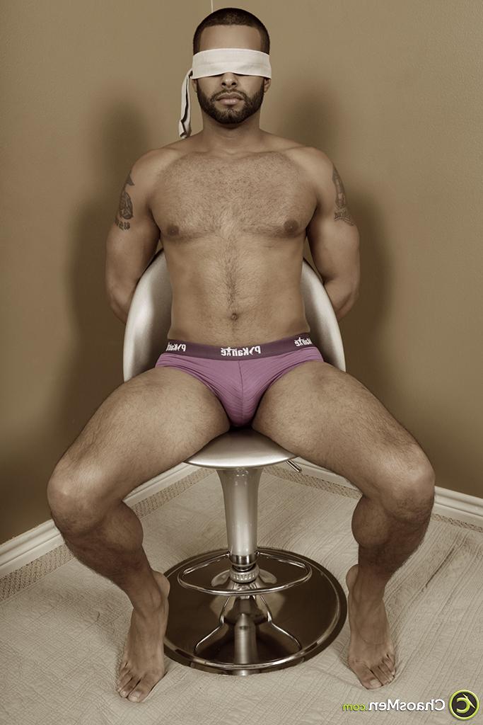 20P Latino gay vendado Carlos Garcia tem seu pau enorme sugado por Bryan