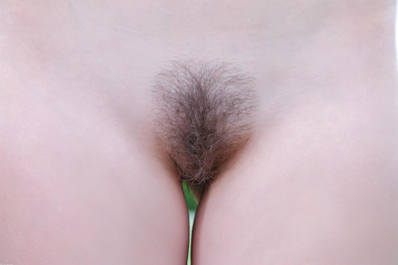 20P La belleza amateur Nalli A se desnuda en un prado y muestra sus pequeñas tetas y su coño peludo