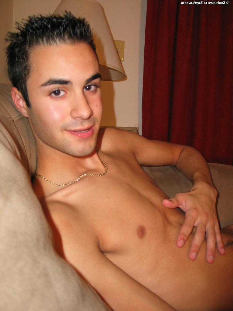 20P Der sexy, dünne, schwule Joey zieht seine Jeans aus und masturbiert auf der Couch