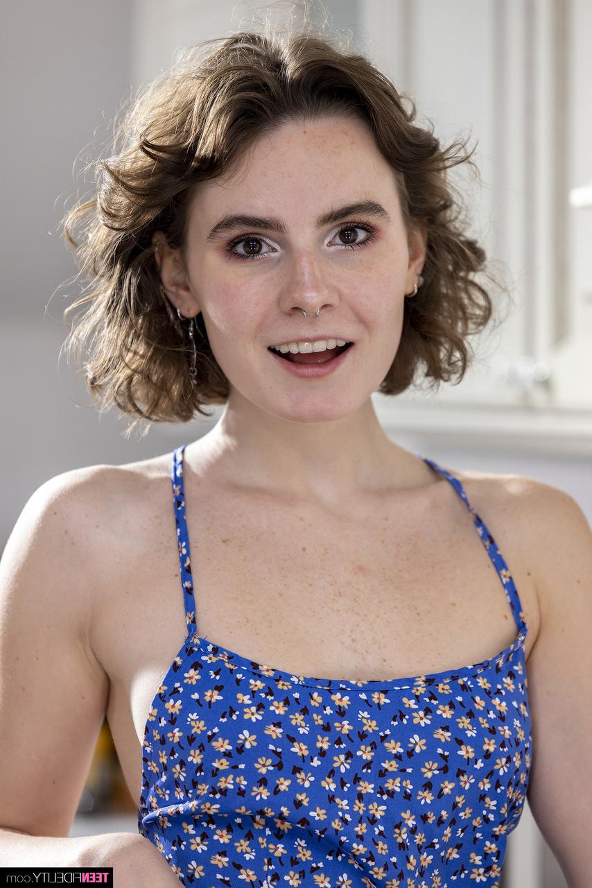 20P A linda adolescente Darcy Dark tira a roupa para mostrar sua doce buceta raspada