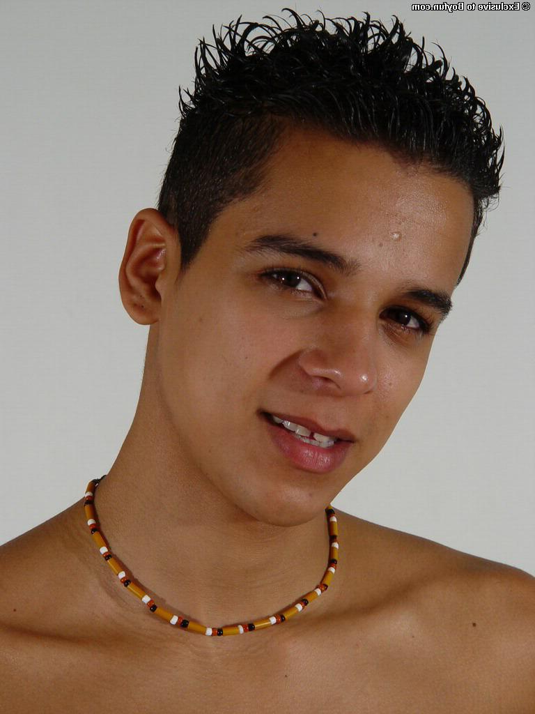 20P Der hübsche schwule Latino Rafael streichelt den Schwanz seiner Fotze und spritzt auf sich selbst