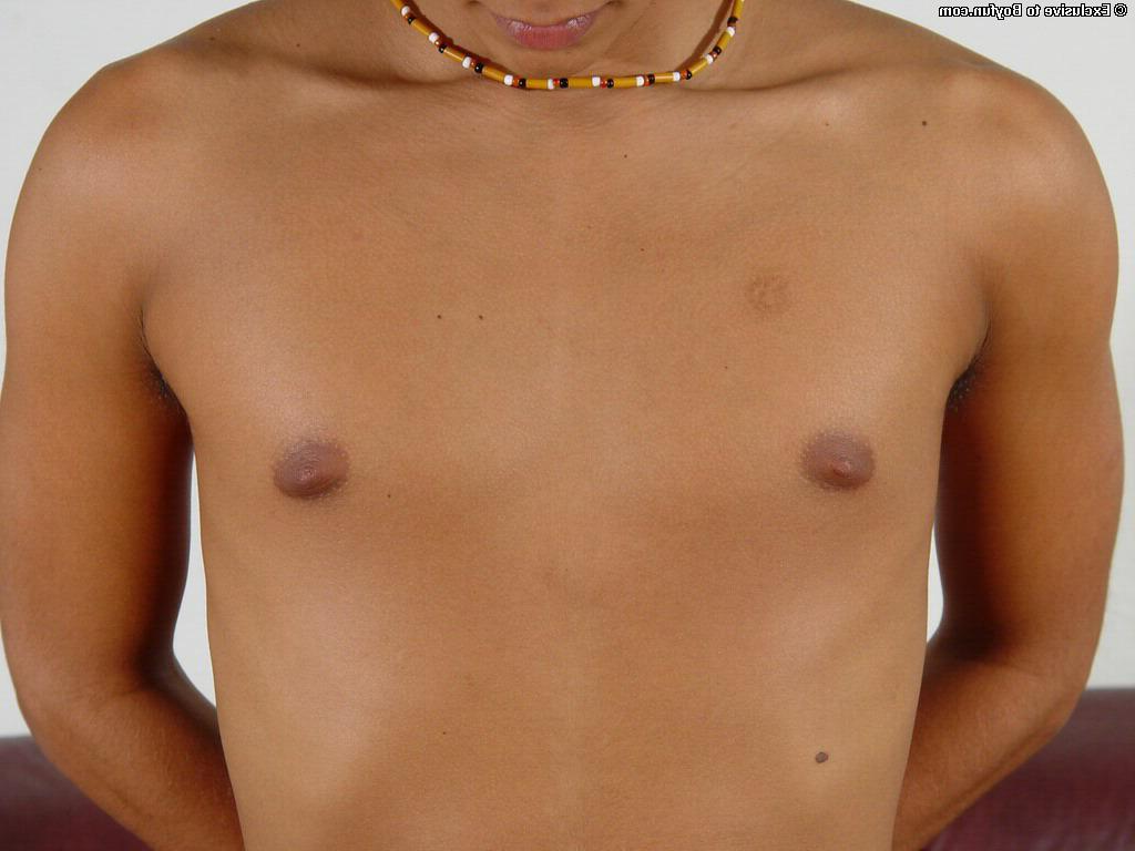 20P Der hübsche schwule Latino Rafael streichelt den Schwanz seiner Fotze und spritzt auf sich selbst