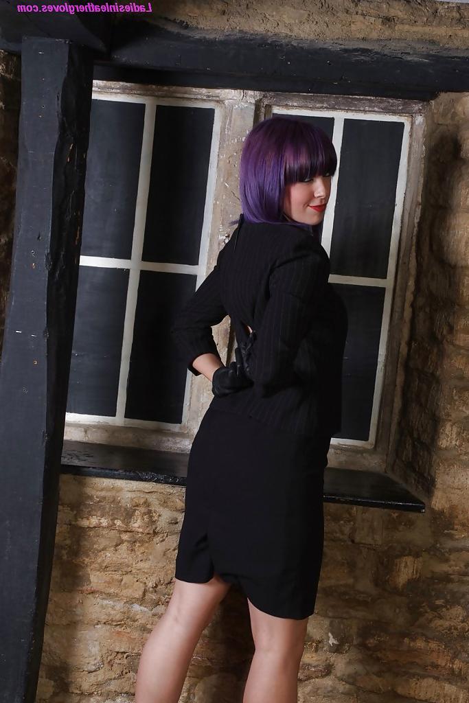 15P Jolie nana aux cheveux violets pose entièrement vêtue d'une robe noire et d'escarpins