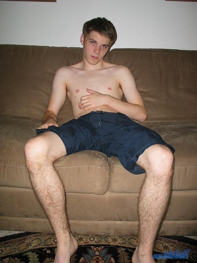 20P Le petit garçon gay Billy Gee se déshabille et joue avec sa bite monstrueuse
