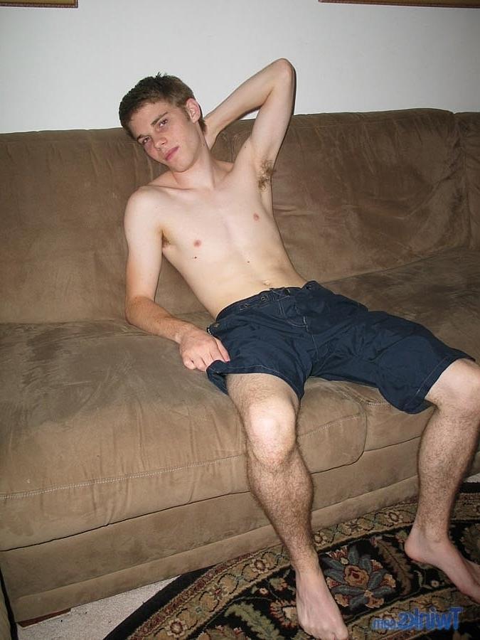 20P Le petit garçon gay Billy Gee se déshabille et joue avec sa bite monstrueuse