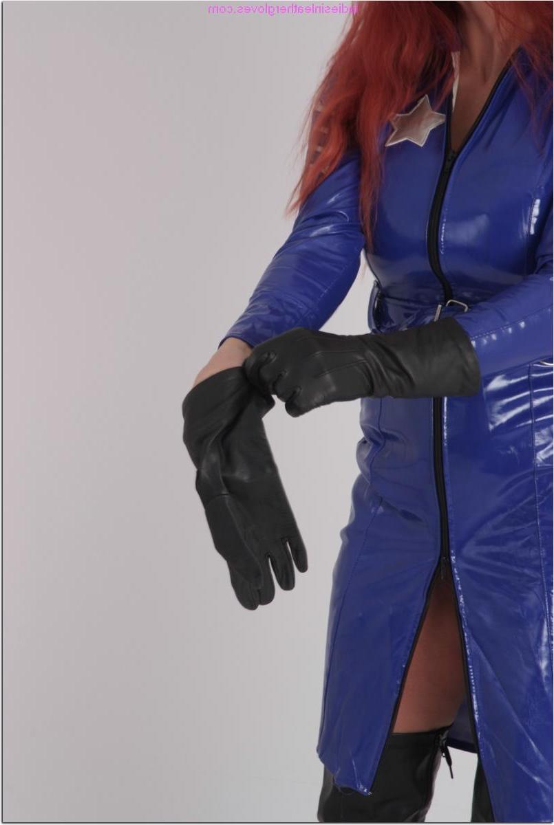 15P Faye, rousse naturelle, perd ses faux seins et sa chatte grâce à des vêtements en cuir.