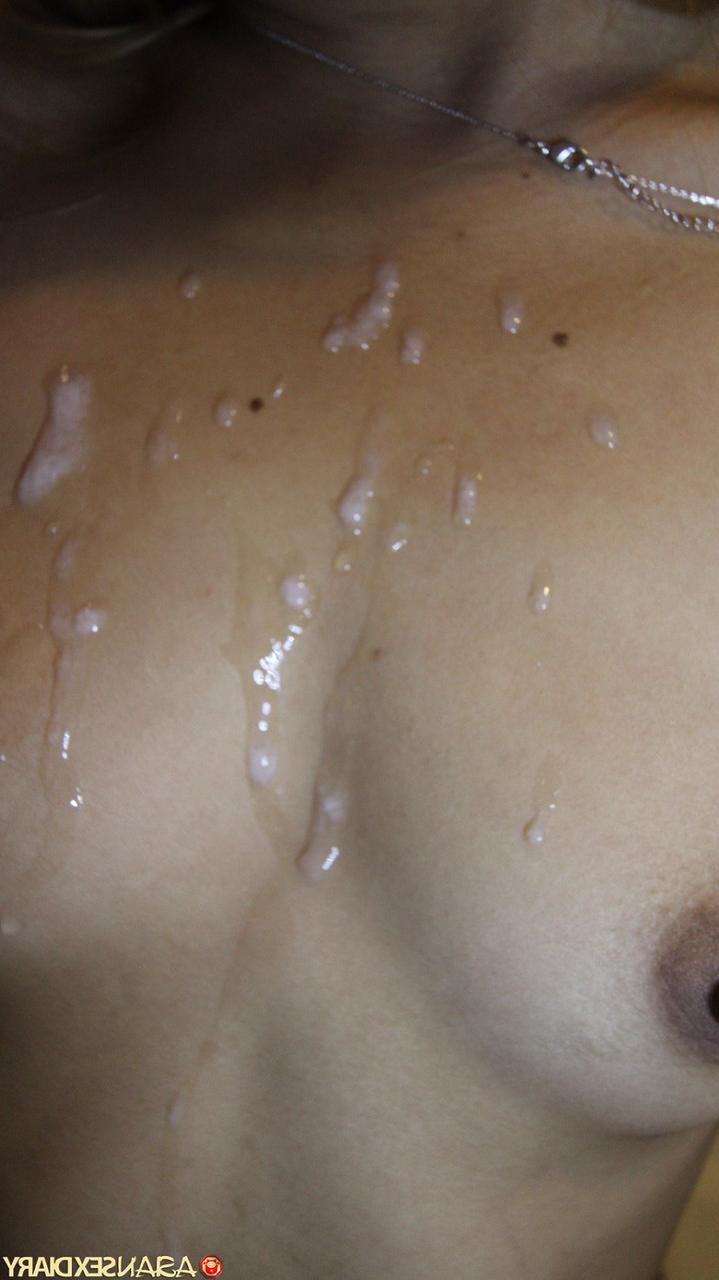 20P A amadora asiática excêntrica Pui tira o vestido e posa antes do sexo POV
