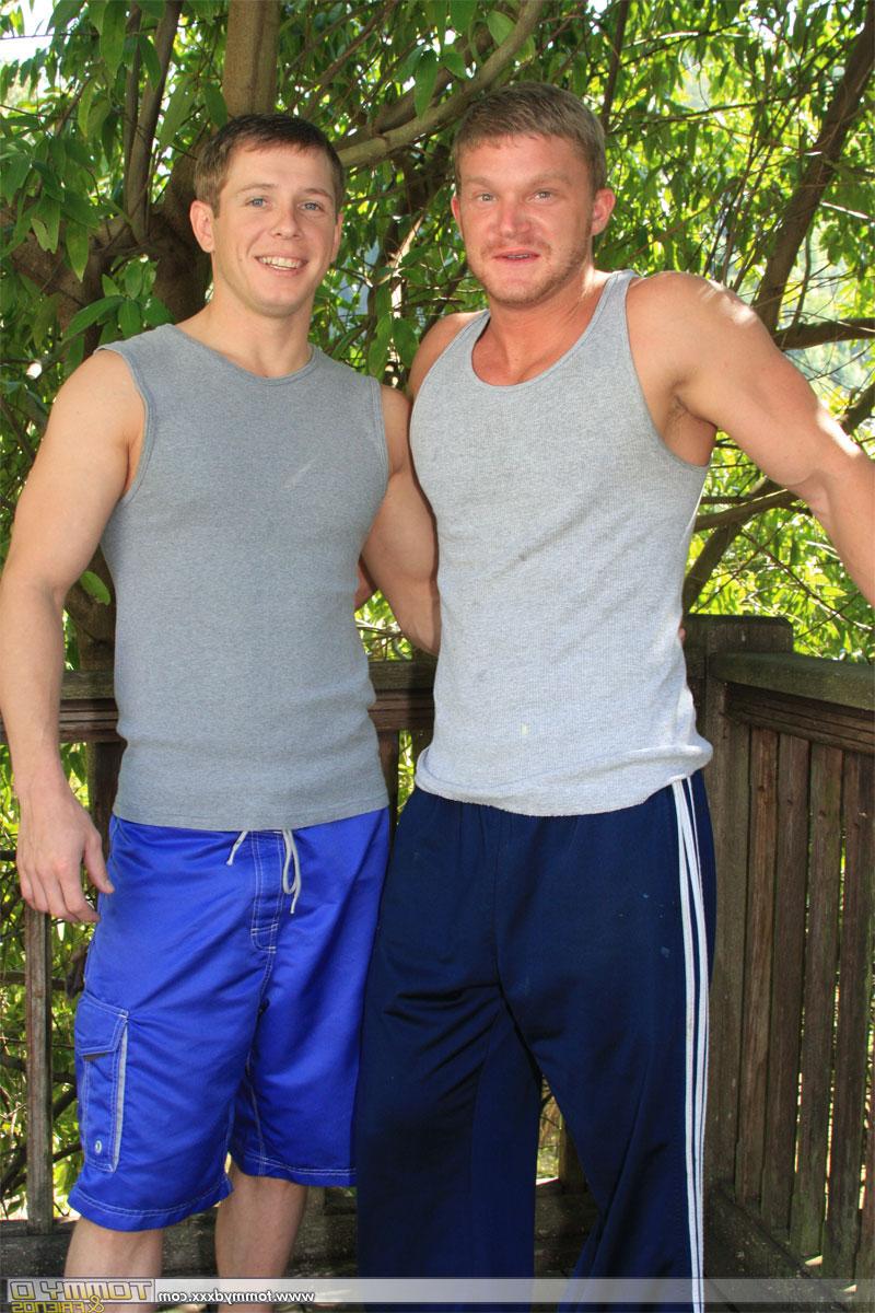 20P Les voisins gays blonds Tommy D et Marcus se sucent les tiges dans un 69