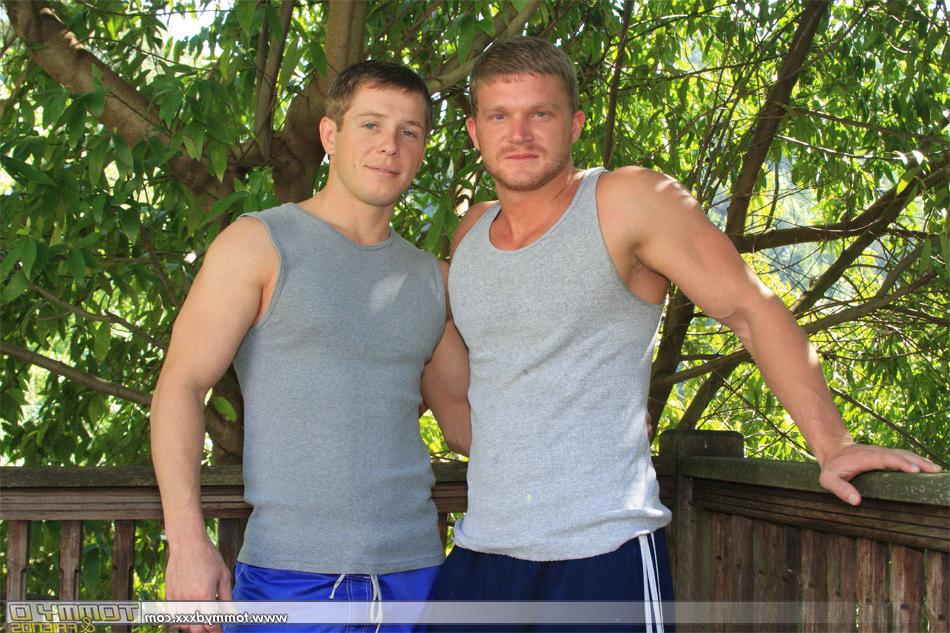 20P Les voisins gays blonds Tommy D et Marcus se sucent les tiges dans un 69
