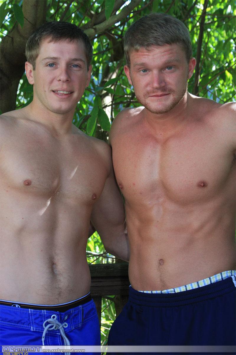 20P Les voisins gays blonds Tommy D et Marcus se sucent les tiges dans un 69