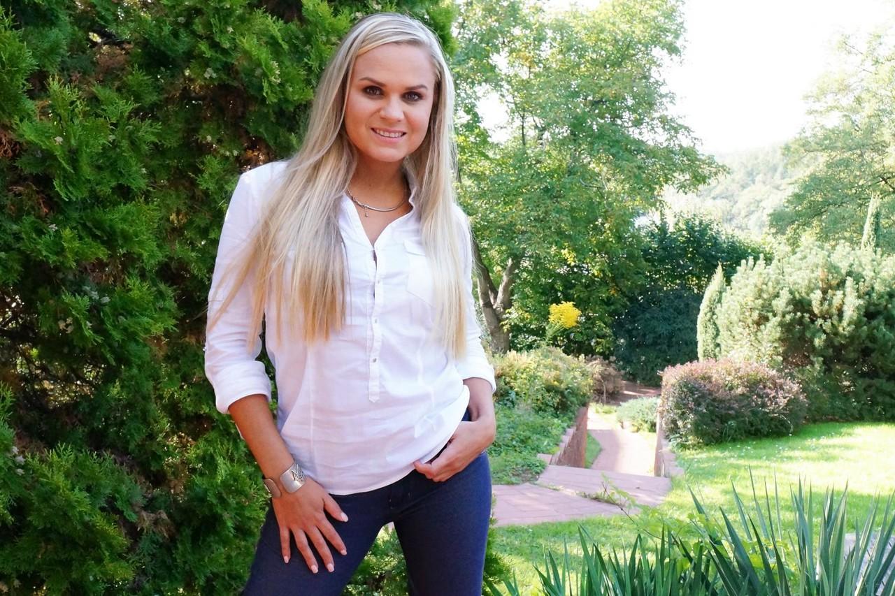 17P Die tschechische MILF Barra Brass masturbiert ihre Klitoris alleine auf dem Bett mit ihrem Vibrator