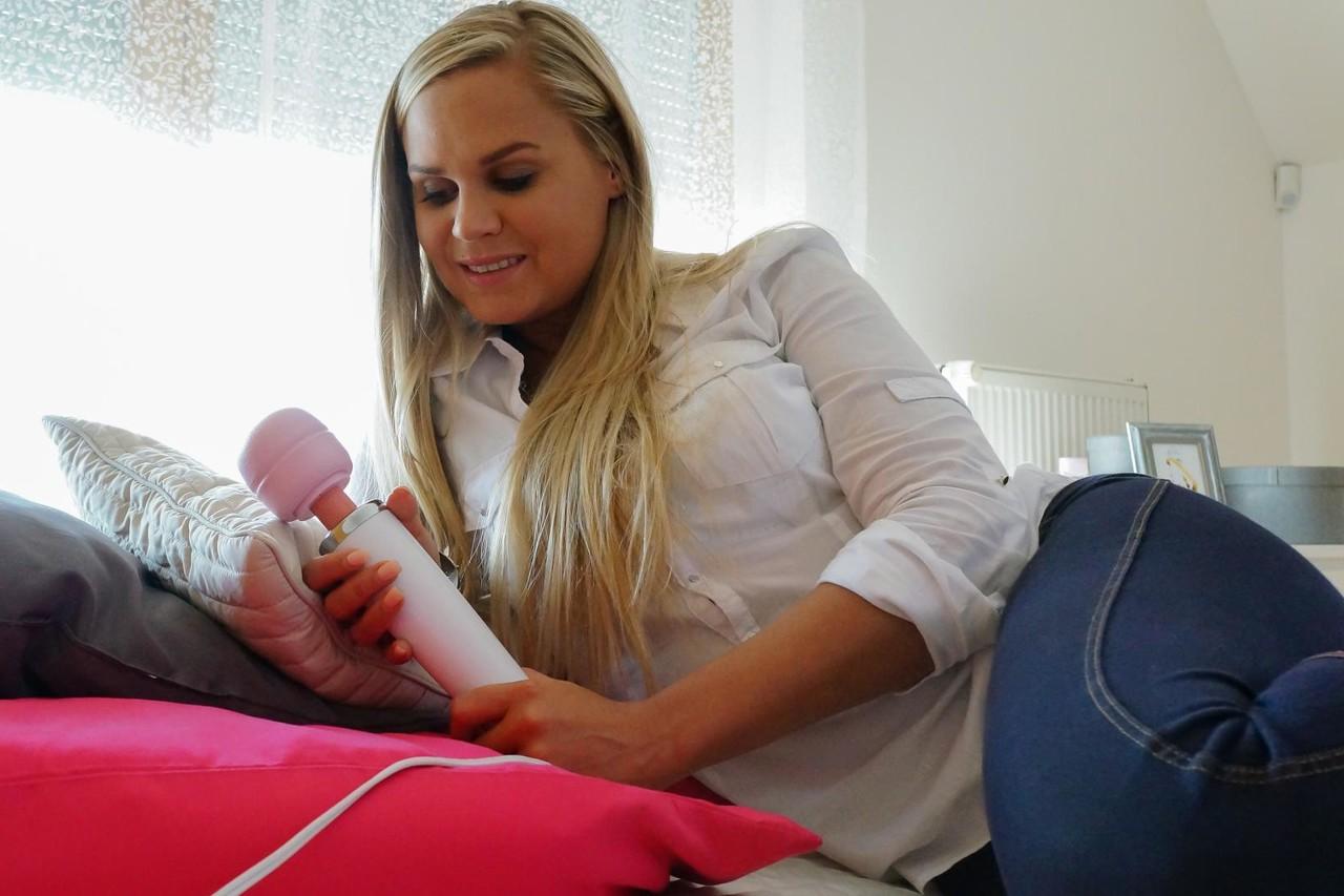 17P Die tschechische MILF Barra Brass masturbiert ihre Klitoris alleine auf dem Bett mit ihrem Vibrator