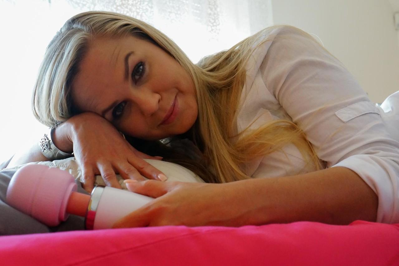 17P Die tschechische MILF Barra Brass masturbiert ihre Klitoris alleine auf dem Bett mit ihrem Vibrator