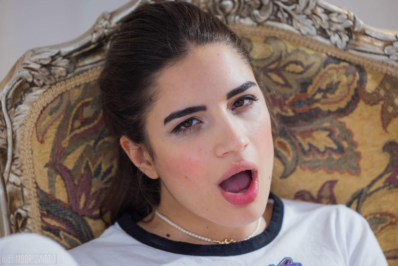10P A adolescente excitada Candie Luciani se masturba em uma cadeira enquanto usa meias brancas