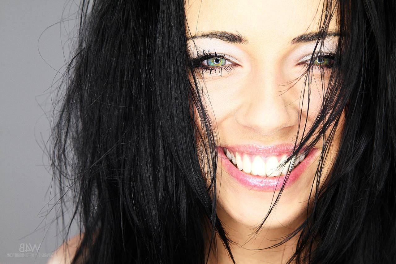 20P A gata europeia Gina Devine tira a roupa e brinca com seus lábios idiotas