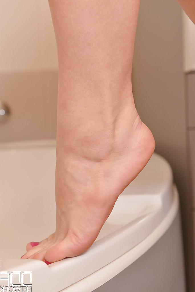 16P Leggy Euro gordinha Samanta Lily mostra grandes aldravas e pés descalços na banheira