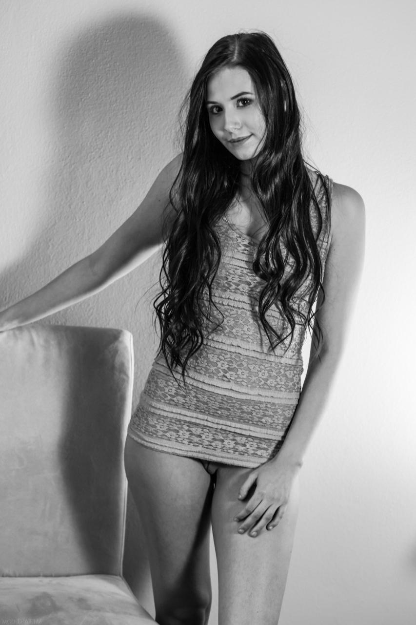 20P La joven morena vanessa angel muestra su fabuloso cuerpo joven completamente desnuda