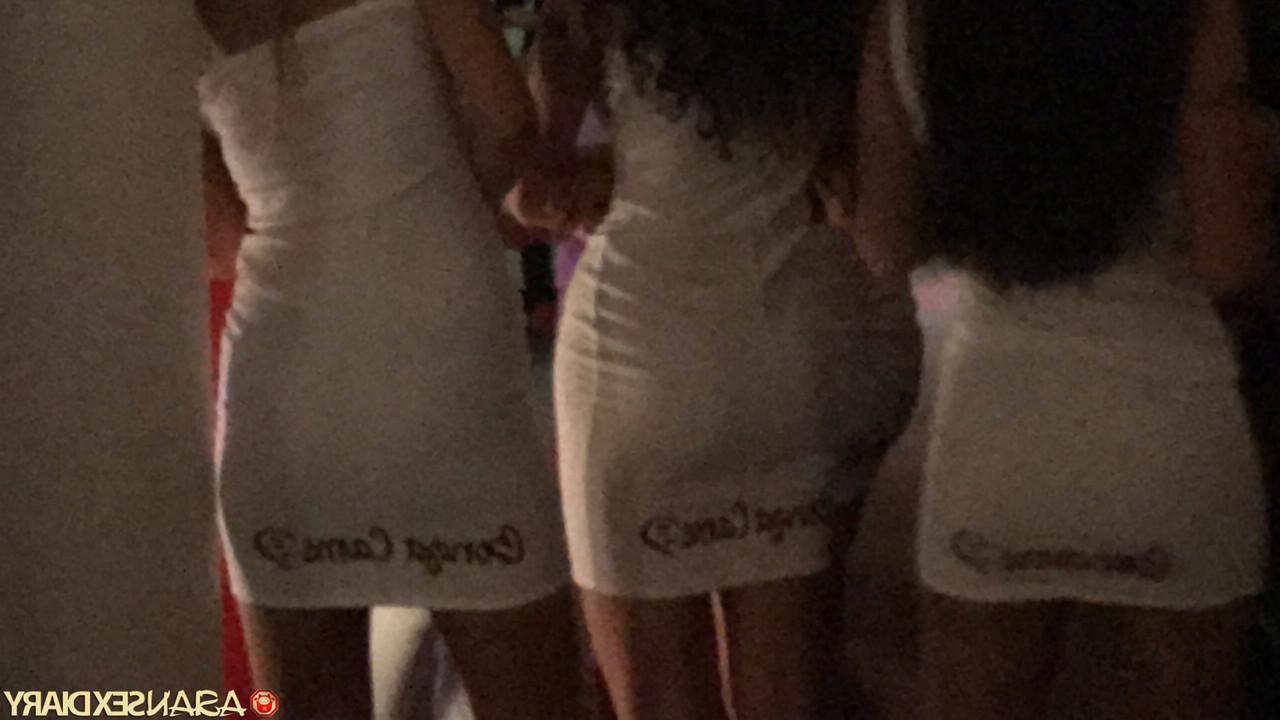 20P Puta amateur con grandes tetas Wan E hace una gran mamada y posa desnuda
