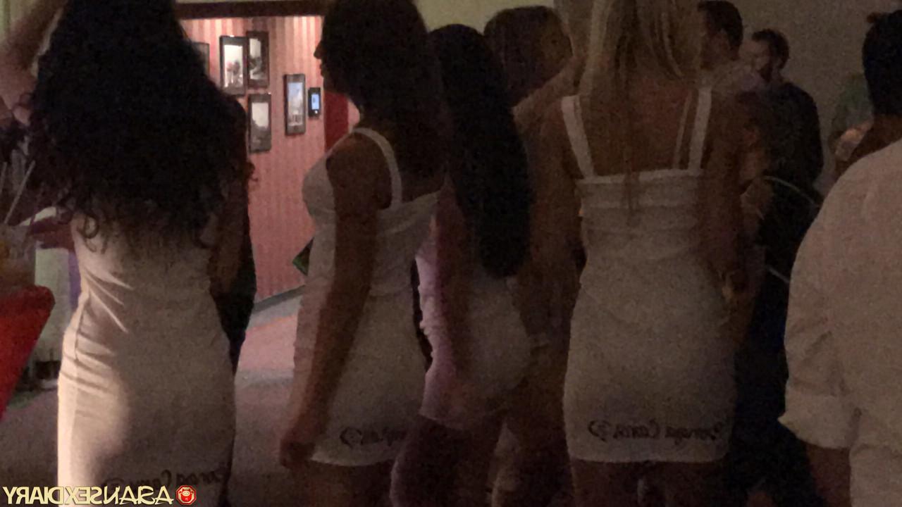 20P Puta amateur con grandes tetas Wan E hace una gran mamada y posa desnuda
