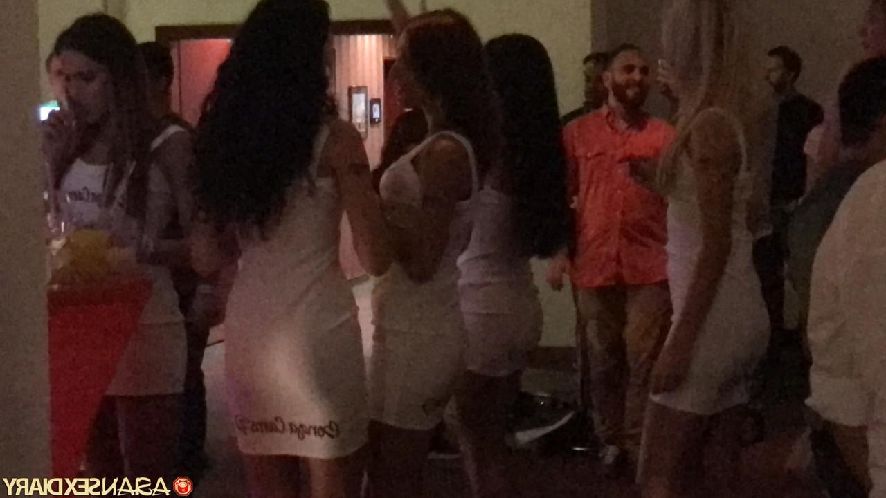 20P Puta amateur con grandes tetas Wan E hace una gran mamada y posa desnuda