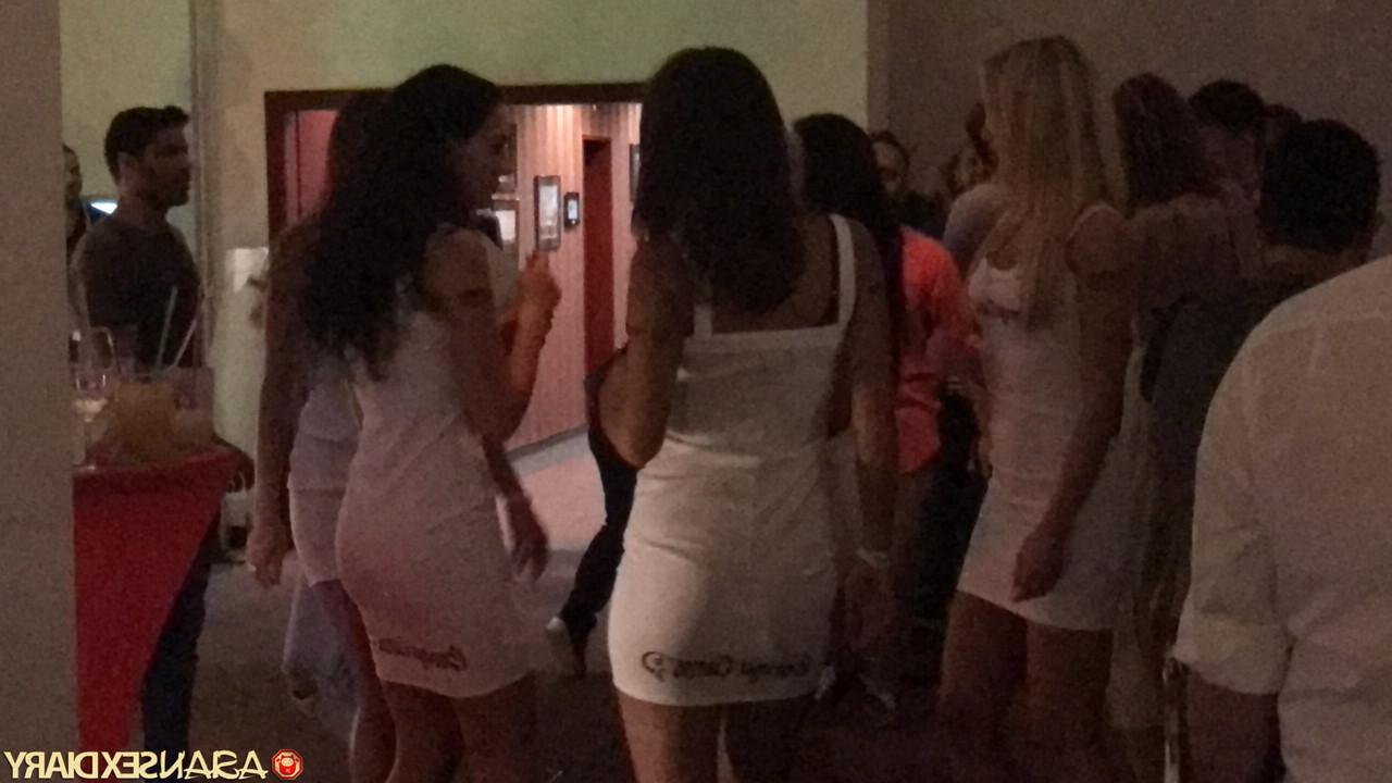 20P Puta amateur con grandes tetas Wan E hace una gran mamada y posa desnuda
