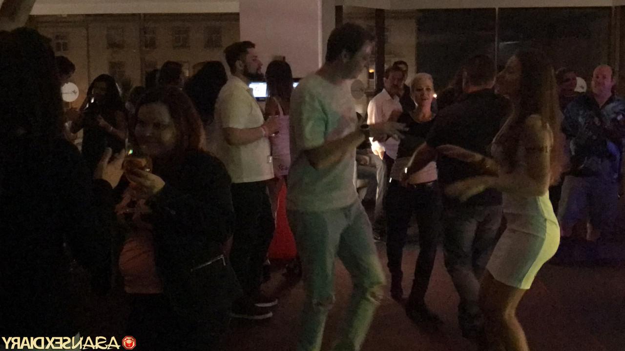 20P Puta amateur con grandes tetas Wan E hace una gran mamada y posa desnuda