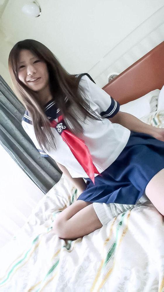 15P La colegiala japonesa Yukari se baña después de ser masturbada