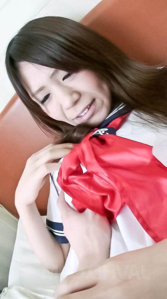 15P La colegiala japonesa Yukari se baña después de ser masturbada