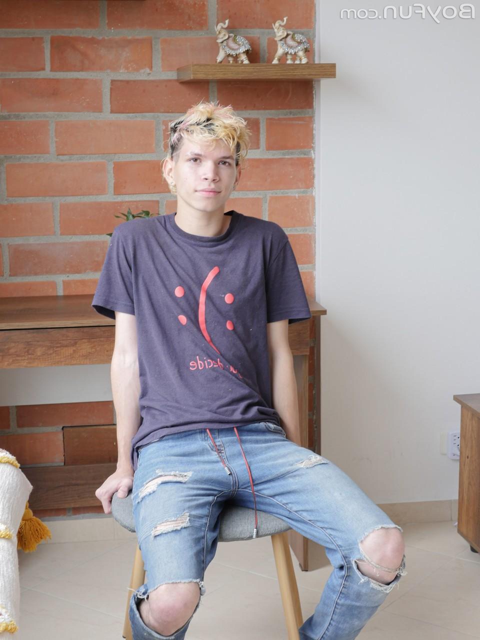 20P Quente twink Melo Prince empurra seu pau duro e mostra seu buraco de amor anal apertado