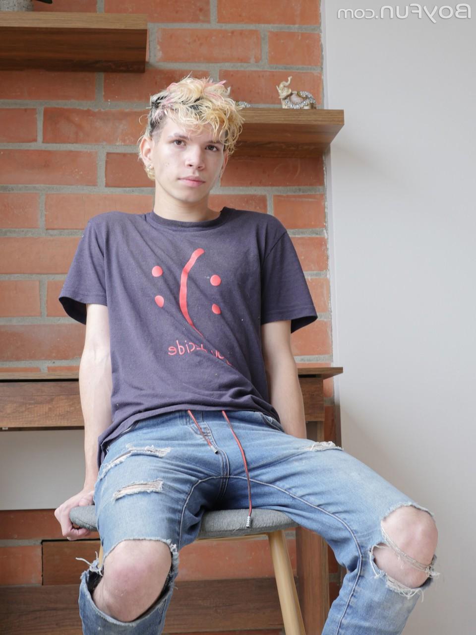 20P Quente twink Melo Prince empurra seu pau duro e mostra seu buraco de amor anal apertado