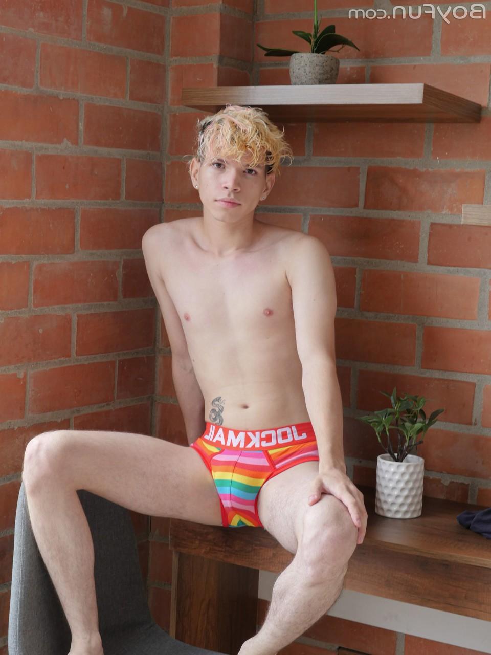 20P Quente twink Melo Prince empurra seu pau duro e mostra seu buraco de amor anal apertado