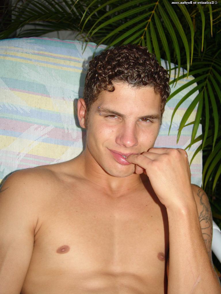 20P Justin, gay pervers, montre son tatouage et caresse sa grosse bite en solo