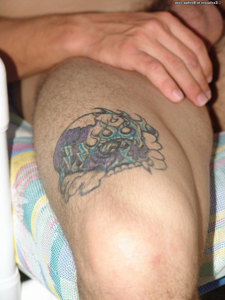 20P Justin, gay pervers, montre son tatouage et caresse sa grosse bite en solo