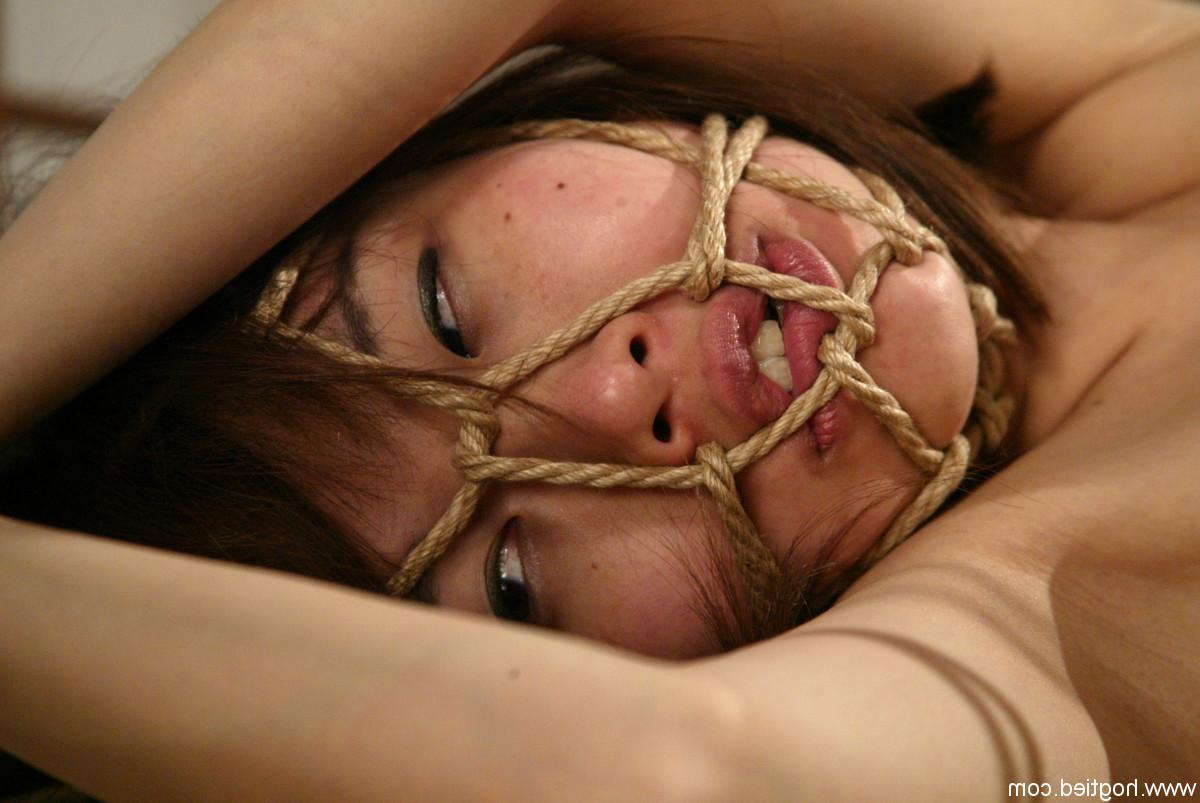 20P Das unterwürfige japanische Luder Misa wird im Seil-Bondage mit einem Dildo gefickt