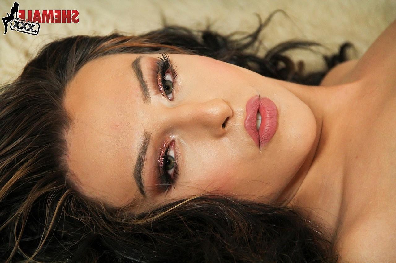 16P La lapine transexuelle sexy Chanel Santini enlève ses collants et se masturbe.