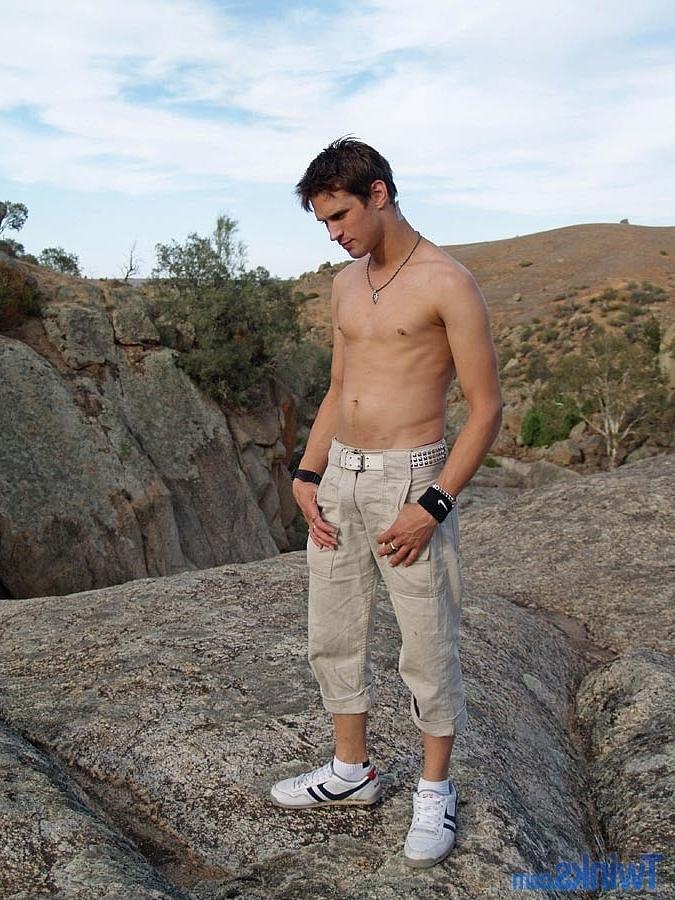 20P Hot twink shows off his big ass & masturbates while completely naked outdoors